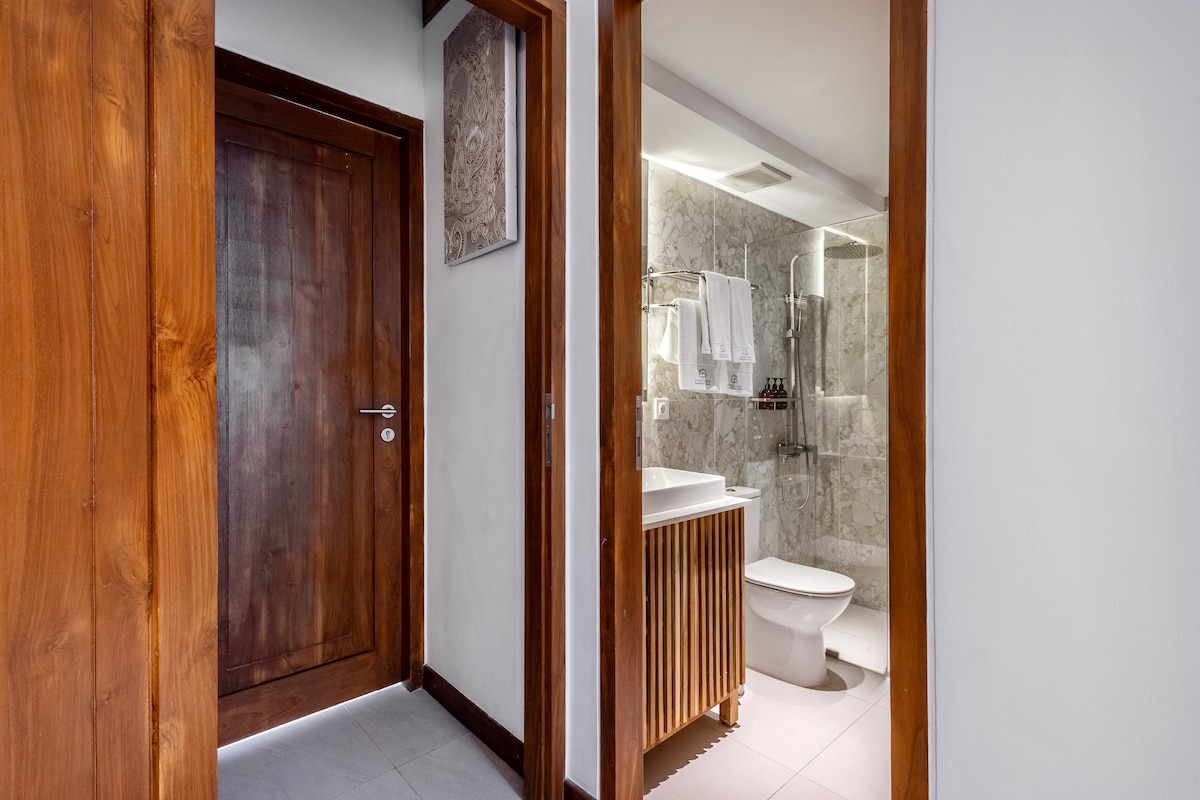 Premier Umalas 17 — Toilet photo 1