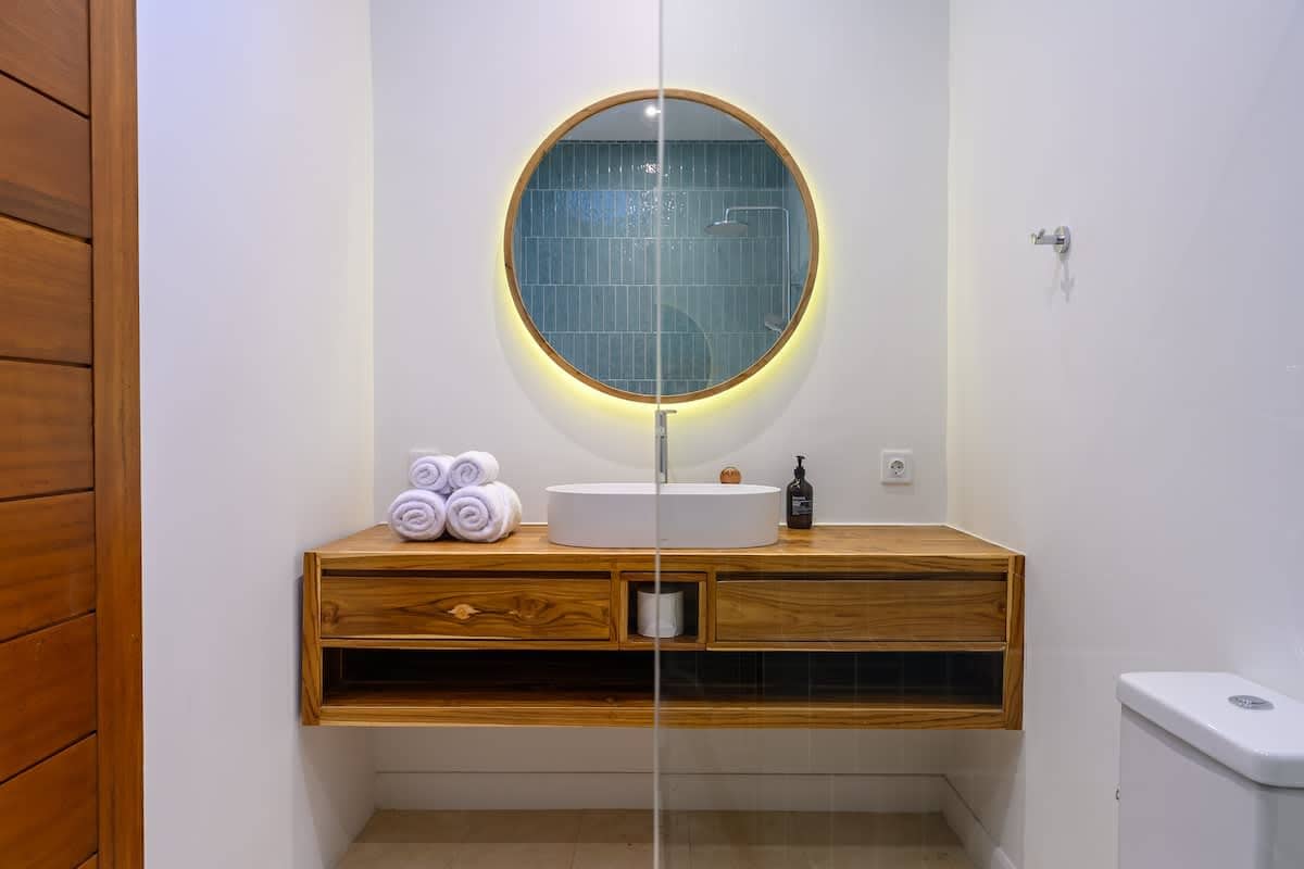 Stylish 2BR Pool Townhouse in Sanur — Full bathroom 1 photo 2