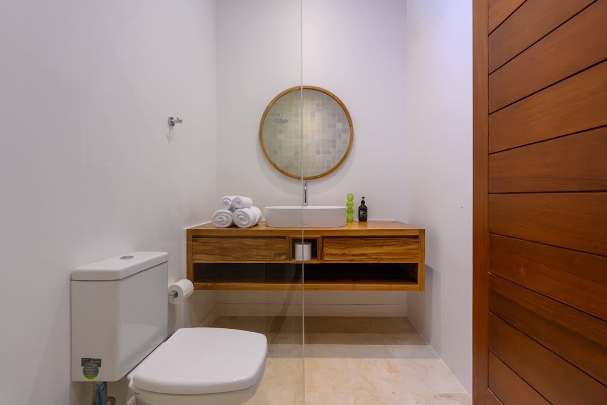 Stylish 2BR Pool Townhouse in Sanur — Full bathroom 2 photo 1