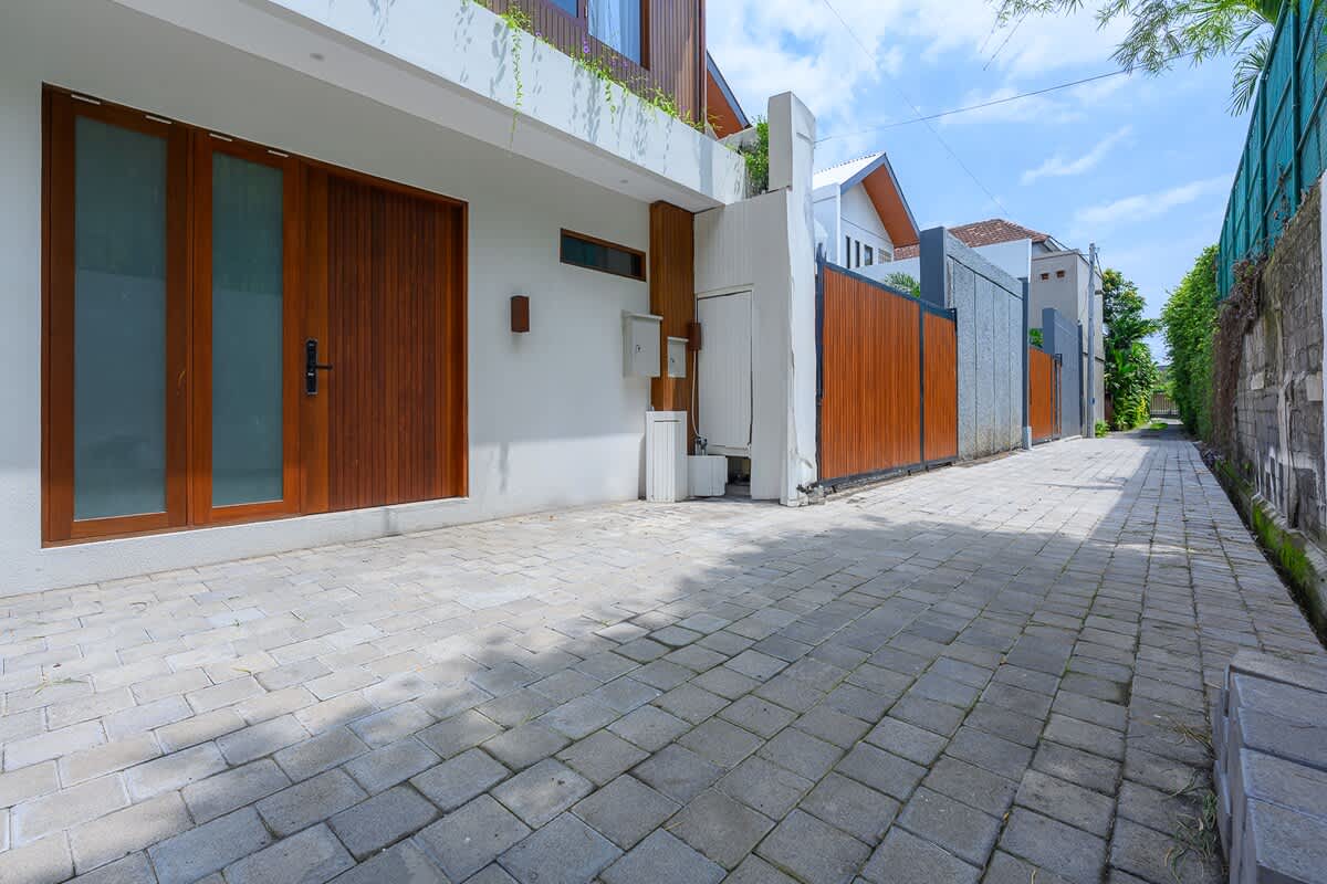 Stylish 2BR Pool Townhouse in Sanur — Exterior photo 2